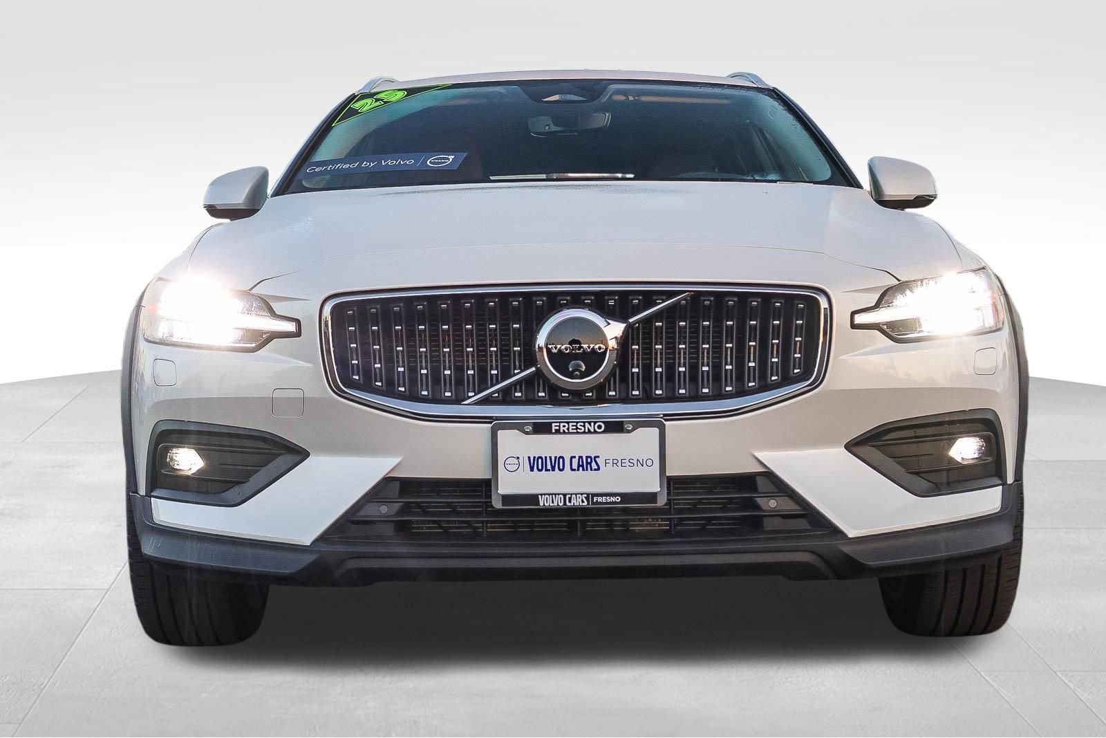 Used 2025 Volvo V60 B5 Cross Country Plus image 2