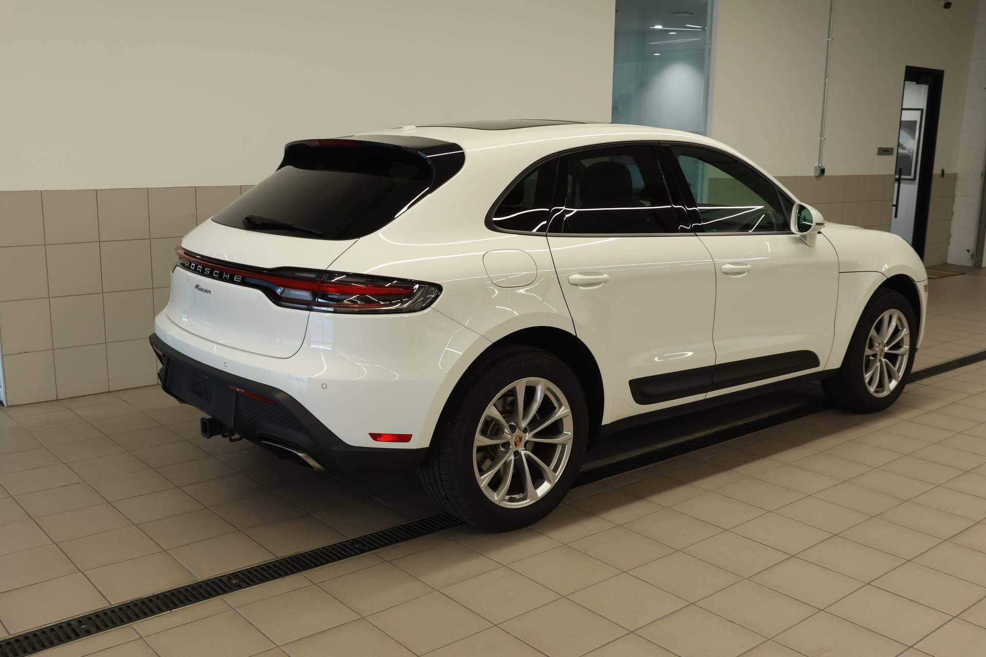 Certified 2024 Porsche Macan image 10