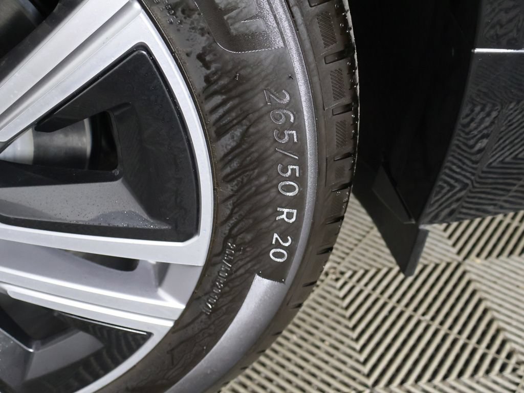 Used 2025 Cadillac Lyriq Luxury RWD image 25