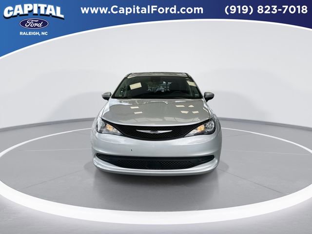 Used 2023 Chrysler Voyager LX FWD image 3