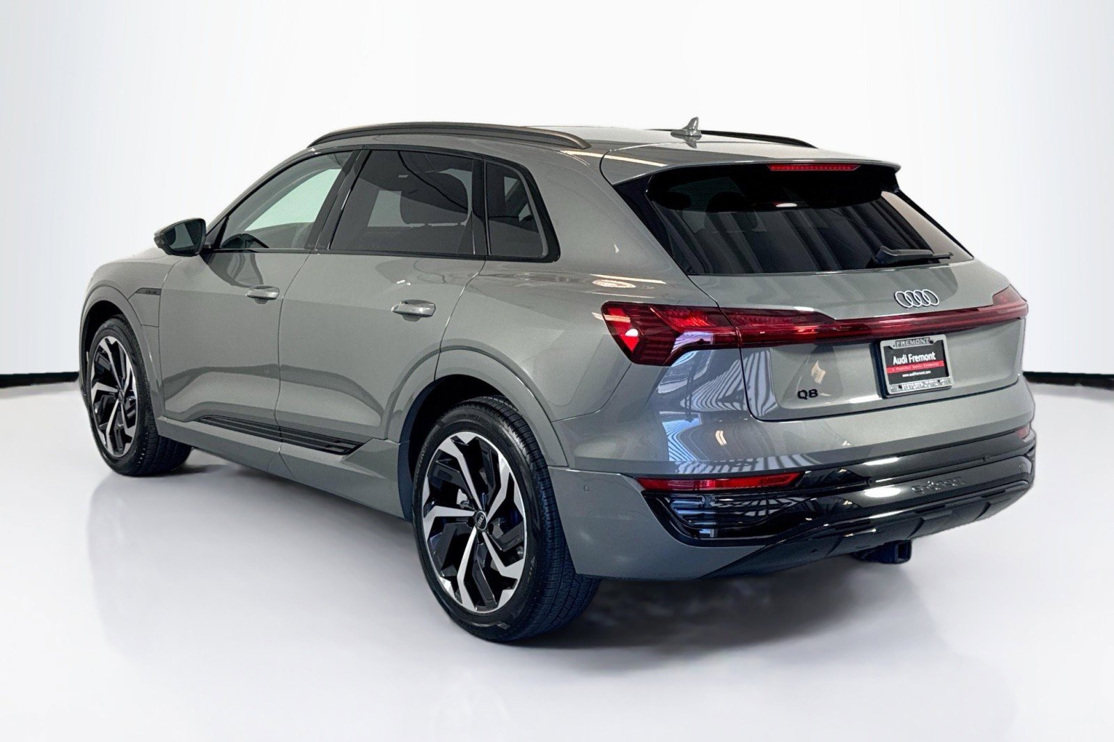 Used 2024 Audi Q8 e-tron Premium Plus w/ Premium Plus Package image 7