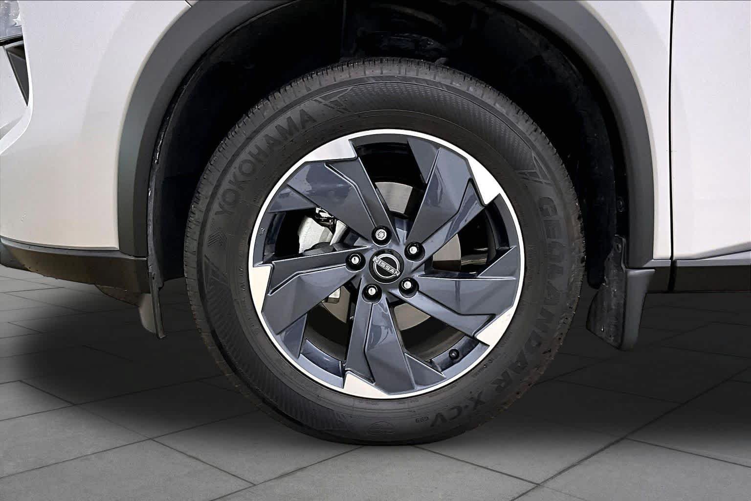 Used 2024 Nissan Rogue SV FWD image 11