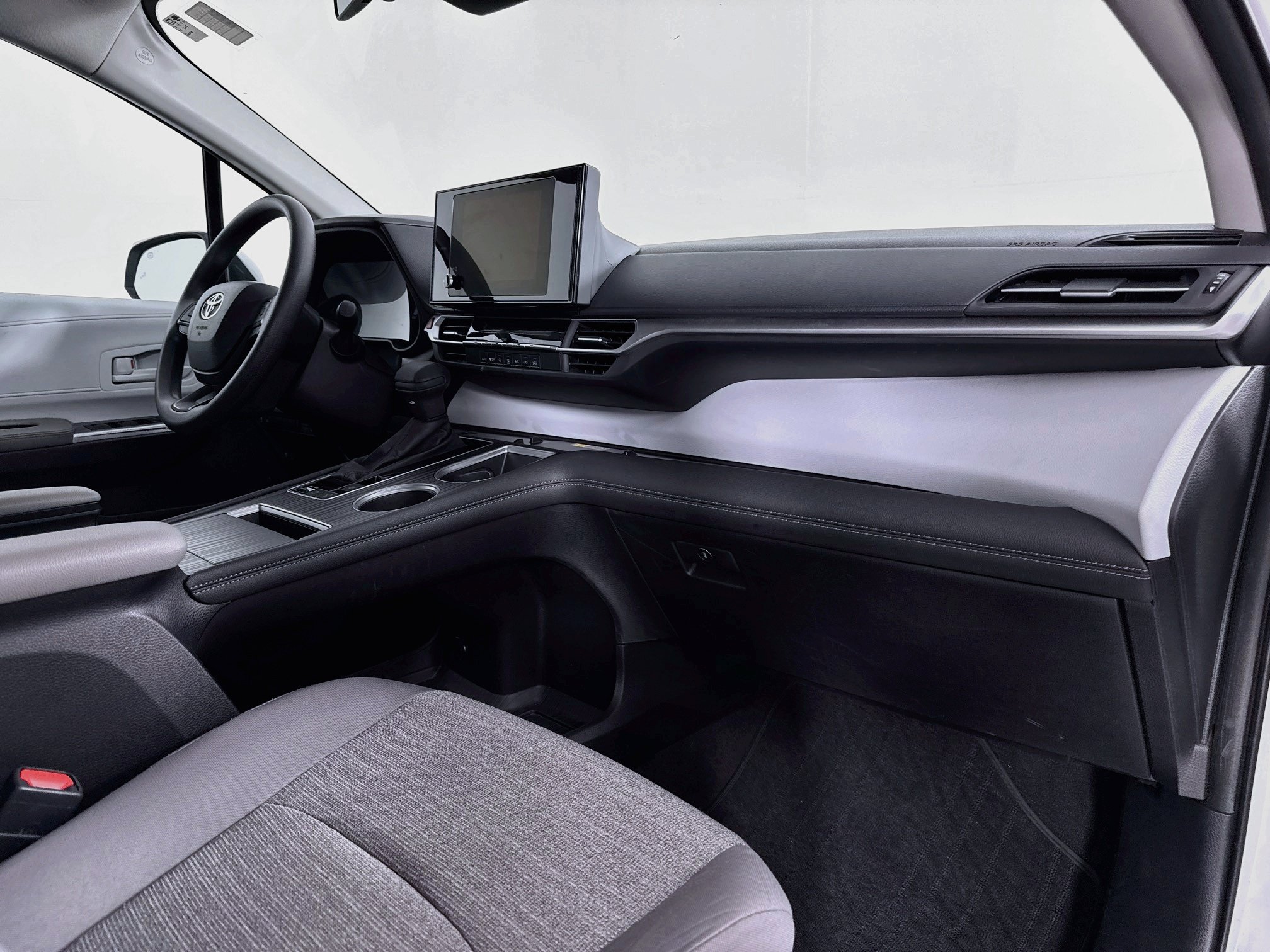 Certified 2025 Toyota Sienna LE FWD image 29
