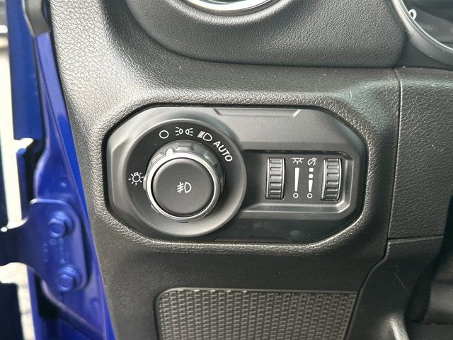 Used 2020 Jeep Wrangler Unlimited Sahara image 28