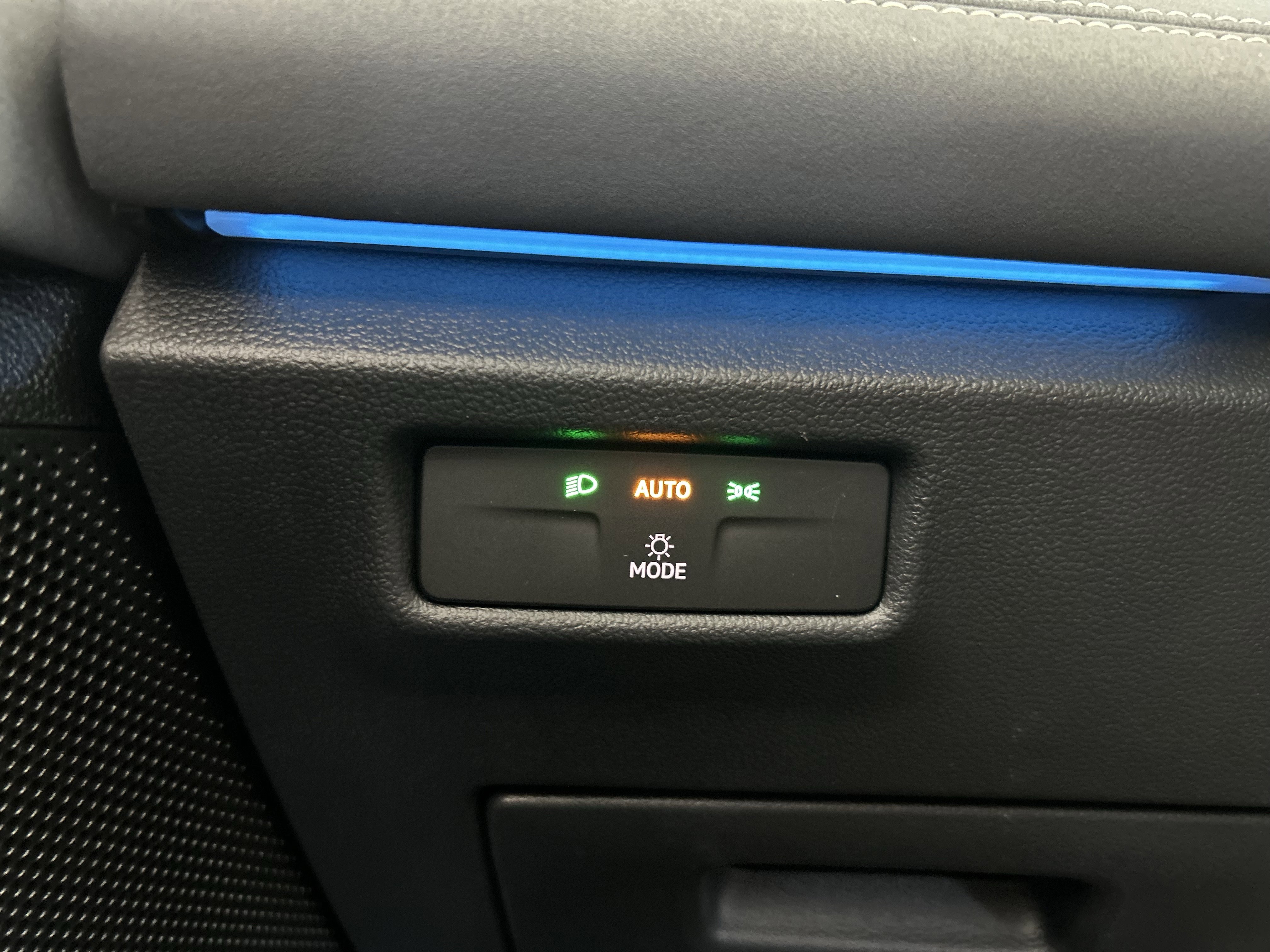 Certified 2025 Volkswagen Tiguan SE image 17