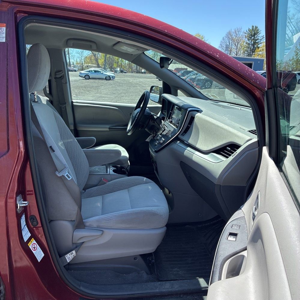 Used 2018 Toyota Sienna LE AWD/4WD image 9