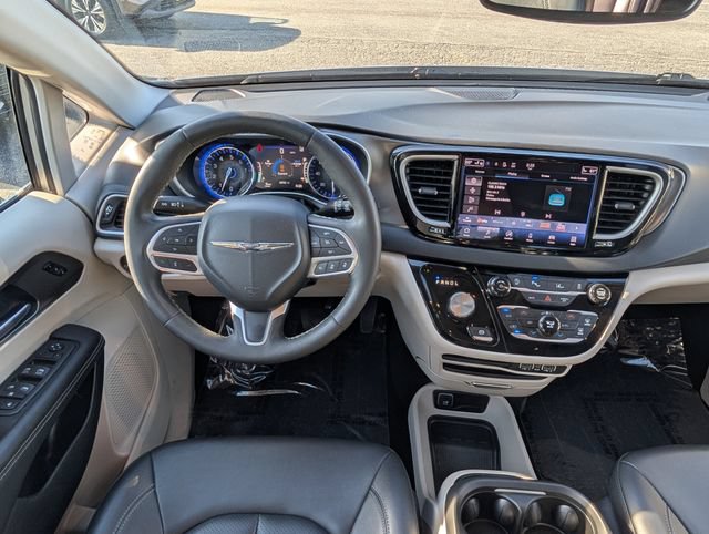 Used 2024 Chrysler Pacifica Touring-L FWD image 17