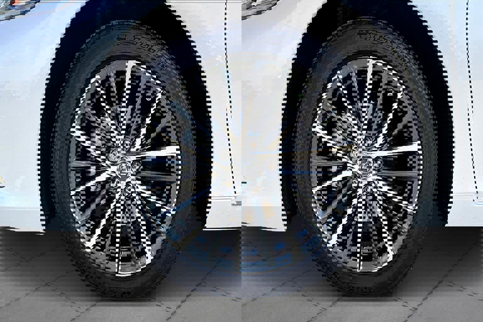 Certified 2025 Lexus ES 300h w/ Premium Package image 10