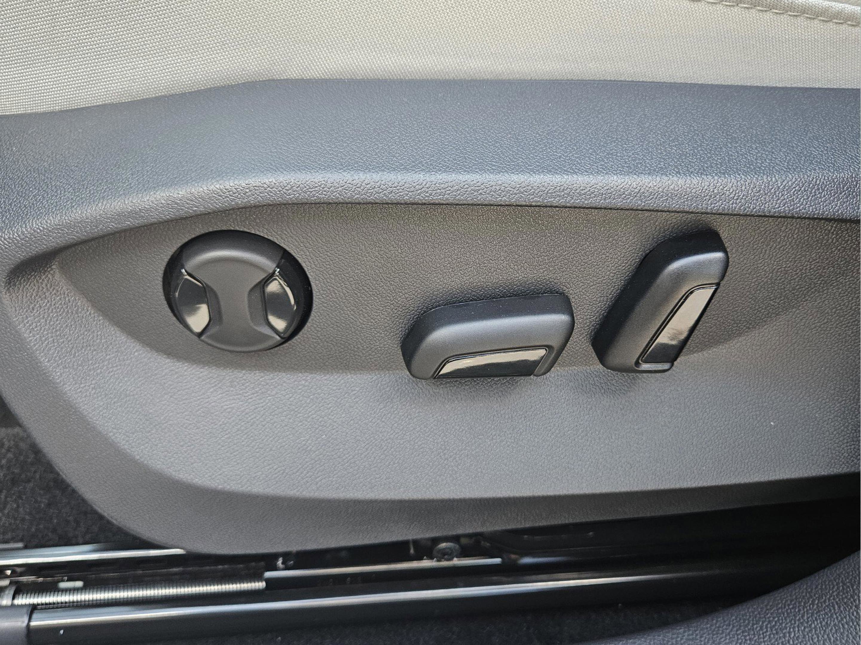 New 2025 Volkswagen Taos SE image 12