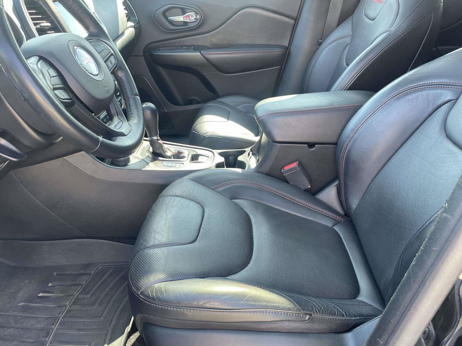 Used 2019 Jeep Cherokee Trailhawk AWD/4WD image 12