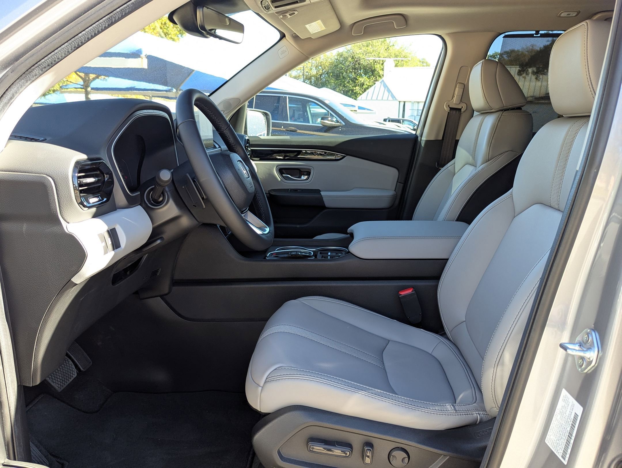 Used 2025 Honda Pilot Touring image 10