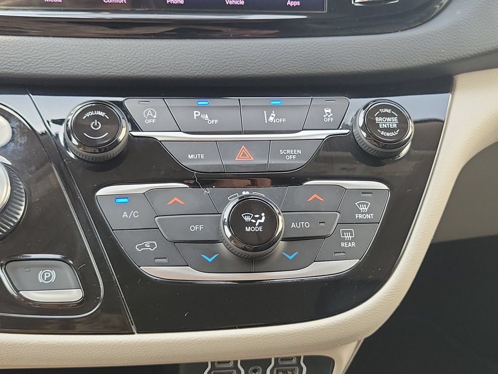 Used 2023 Chrysler Pacifica Touring-L FWD image 29
