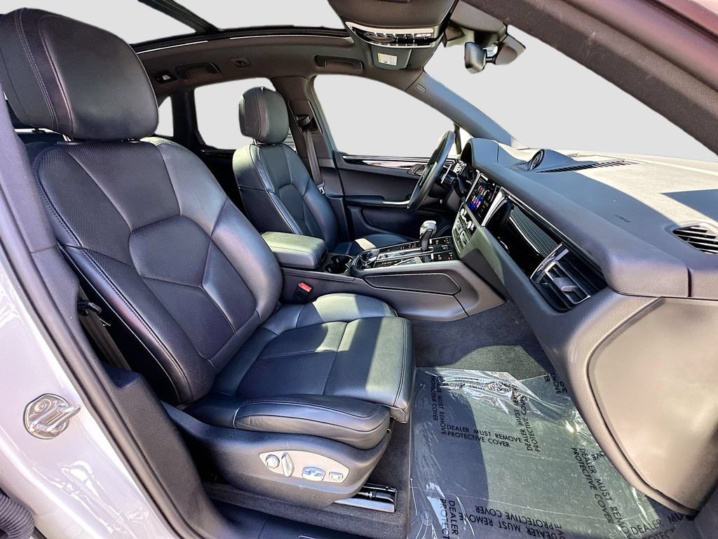 Certified 2023 Porsche Macan AWD/4WD image 30