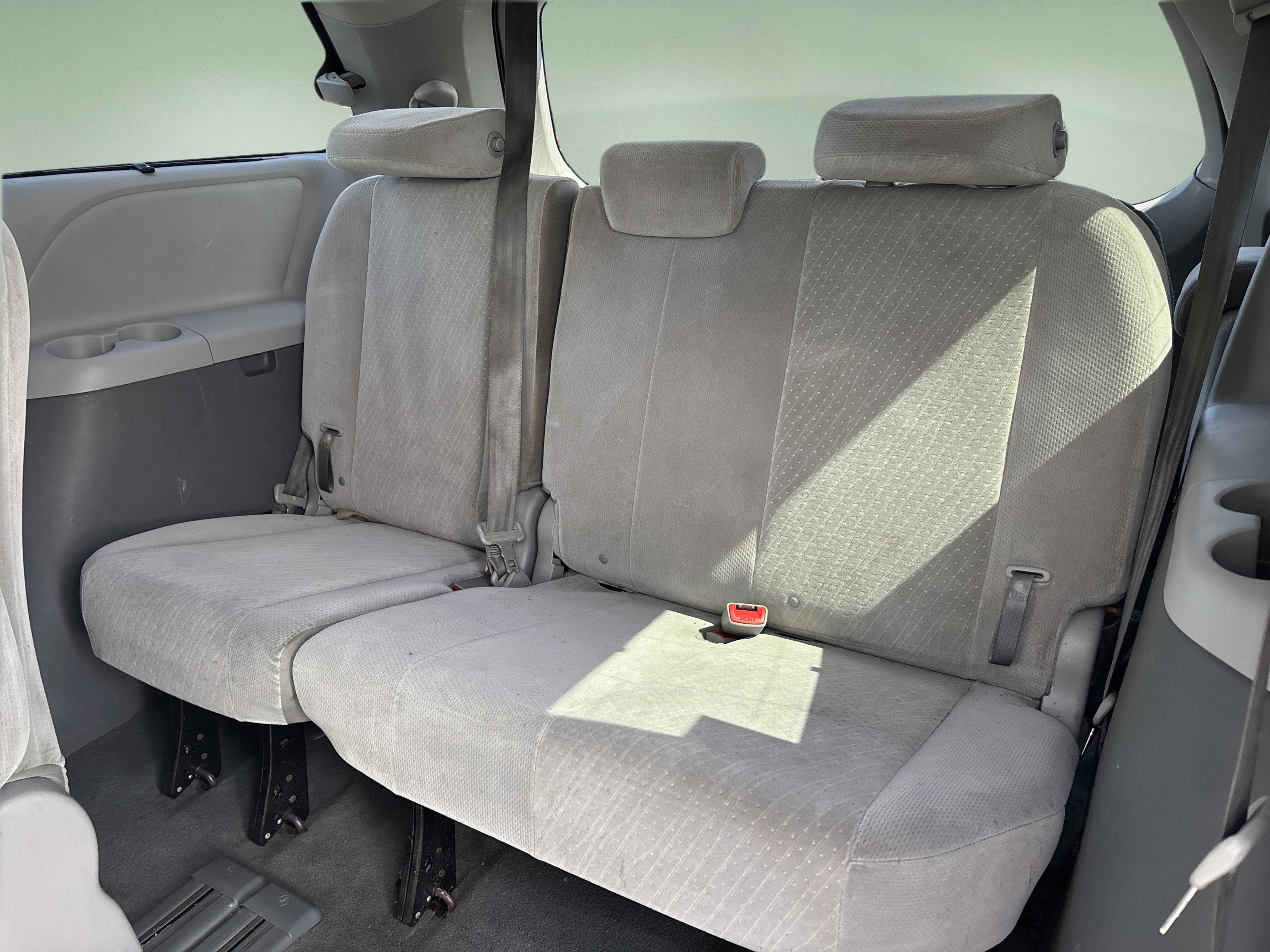 Used 2019 Toyota Sienna LE w/ Outdoor Package FWD image 17