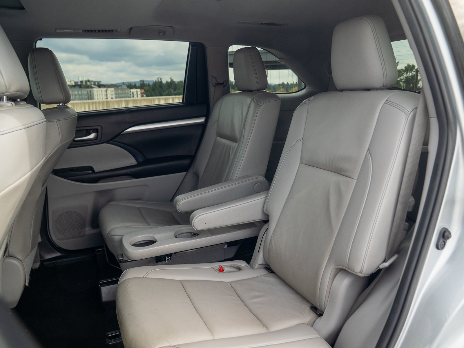 Used 2019 Toyota Highlander XLE FWD image 27