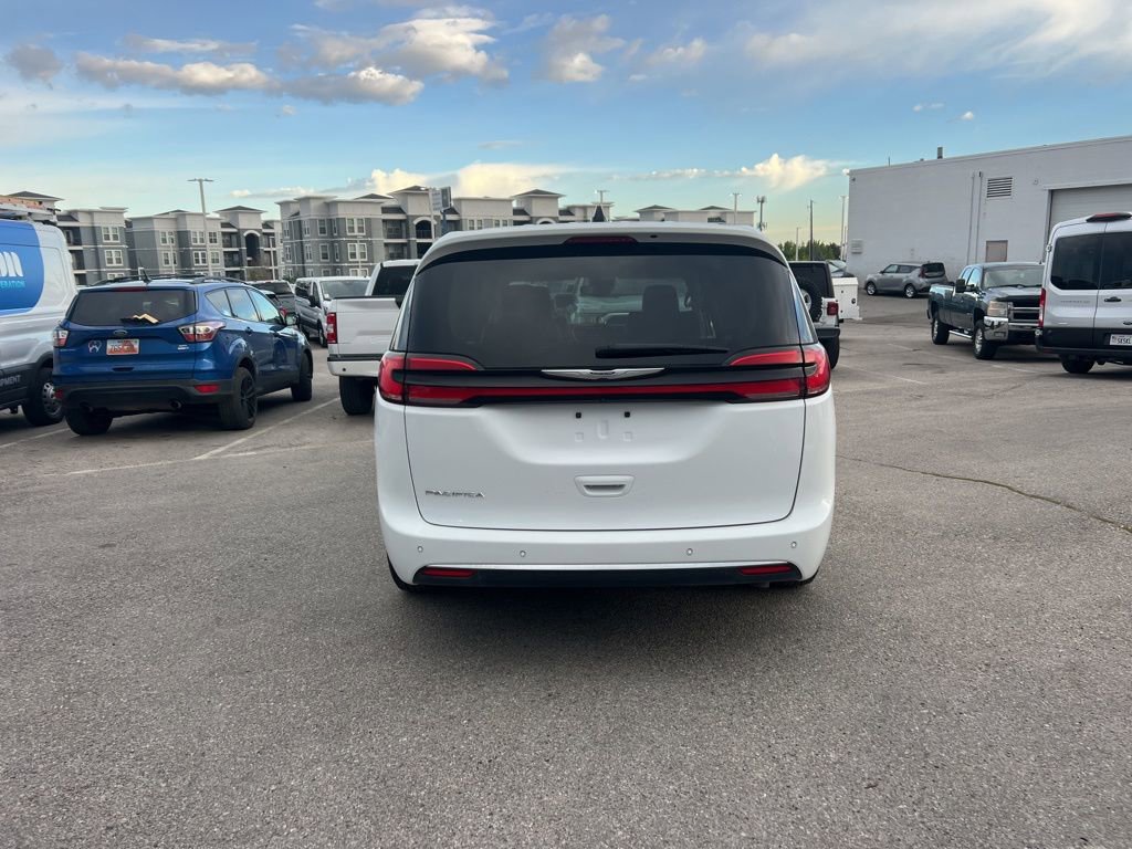 Used 2024 Chrysler Pacifica Touring-L image 8