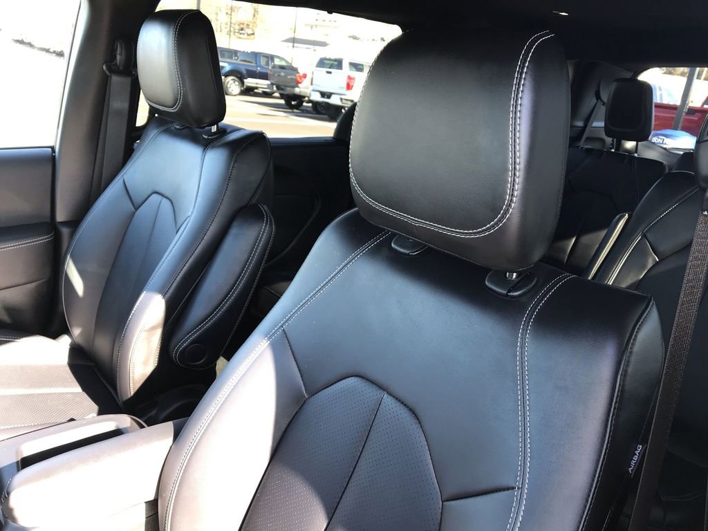 Used 2025 Chrysler Pacifica Select image 11