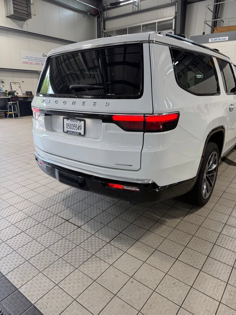 Used 2024 Jeep Wagoneer L Series III w/ Premium Group I AWD/4WD image 9