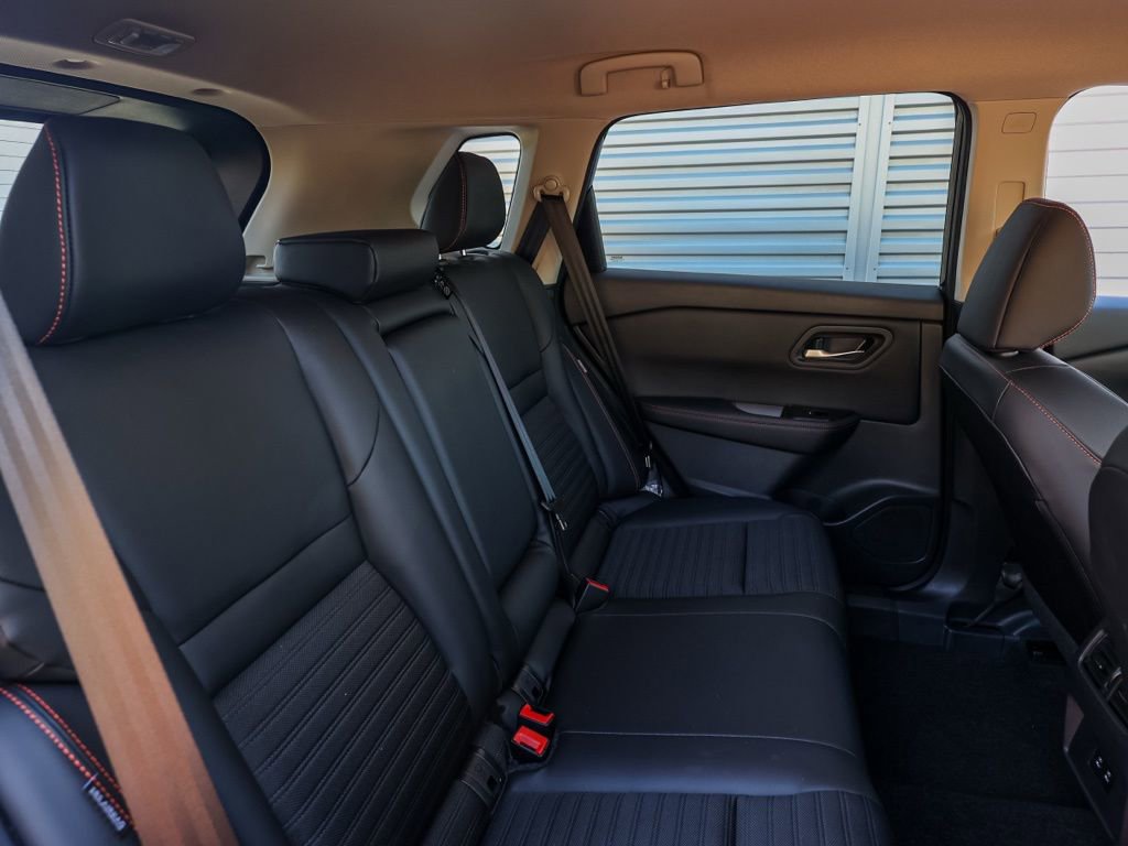 Used 2025 Nissan Rogue SV image 18