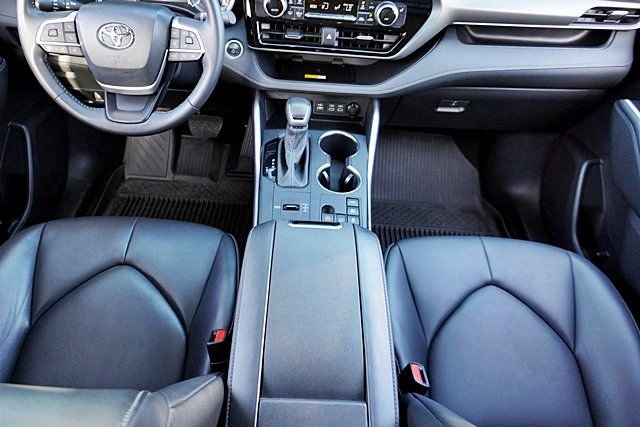 Used 2024 Toyota Highlander XLE AWD/4WD image 21