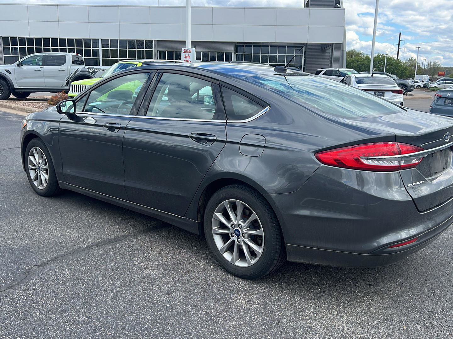 Used 2017 Ford Fusion SE FWD image 9