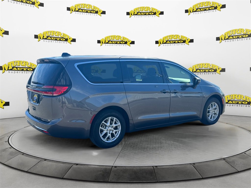 Used 2023 Chrysler Pacifica Touring-L image 5