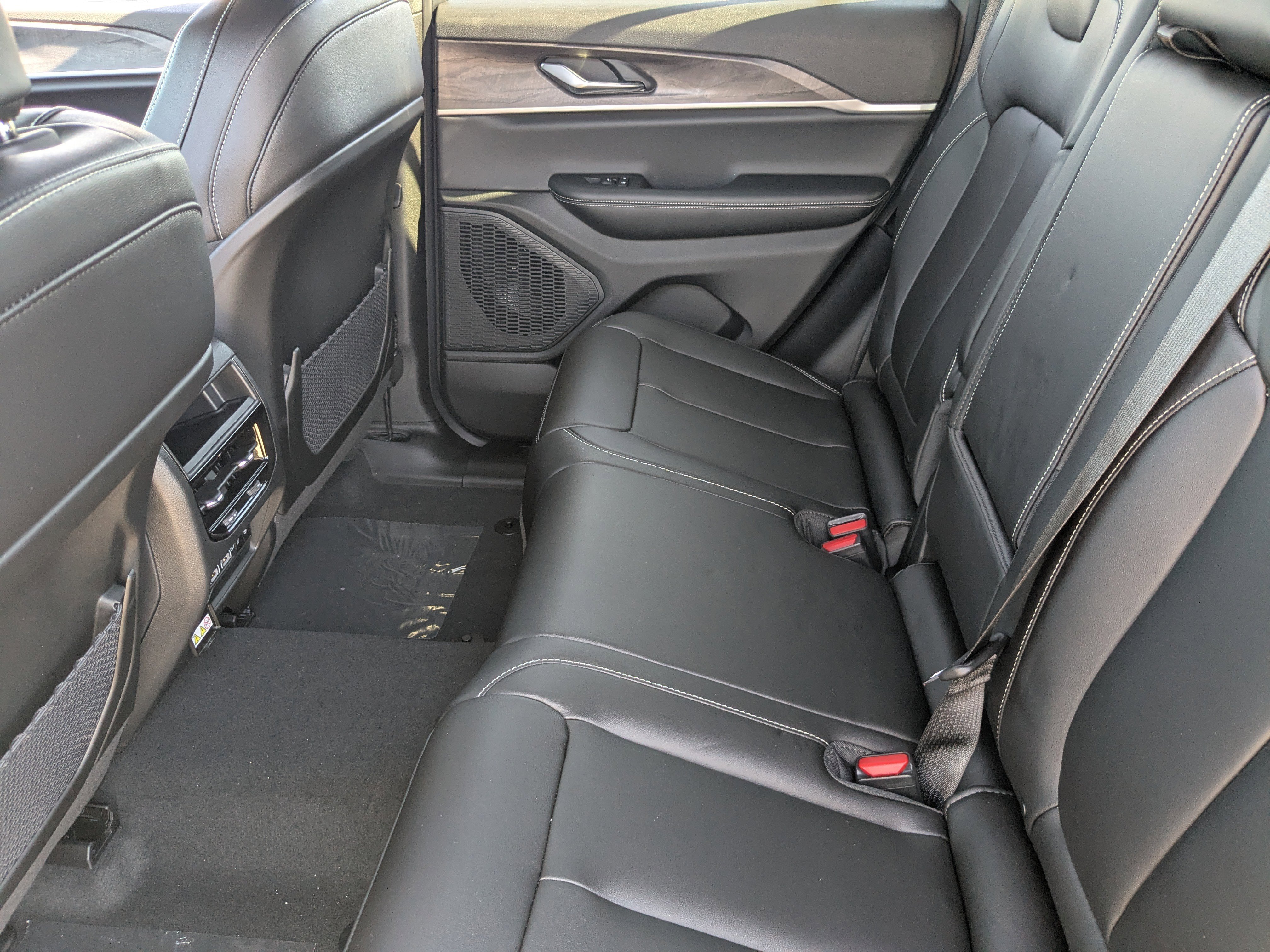 New 2025 Jeep Grand Cherokee Limited w/ Black Appearance Package RWD image 14