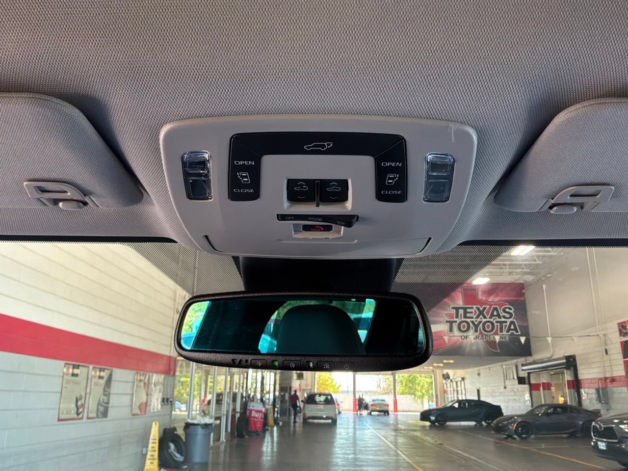 Used 2026 Toyota Sienna XLE FWD image 18