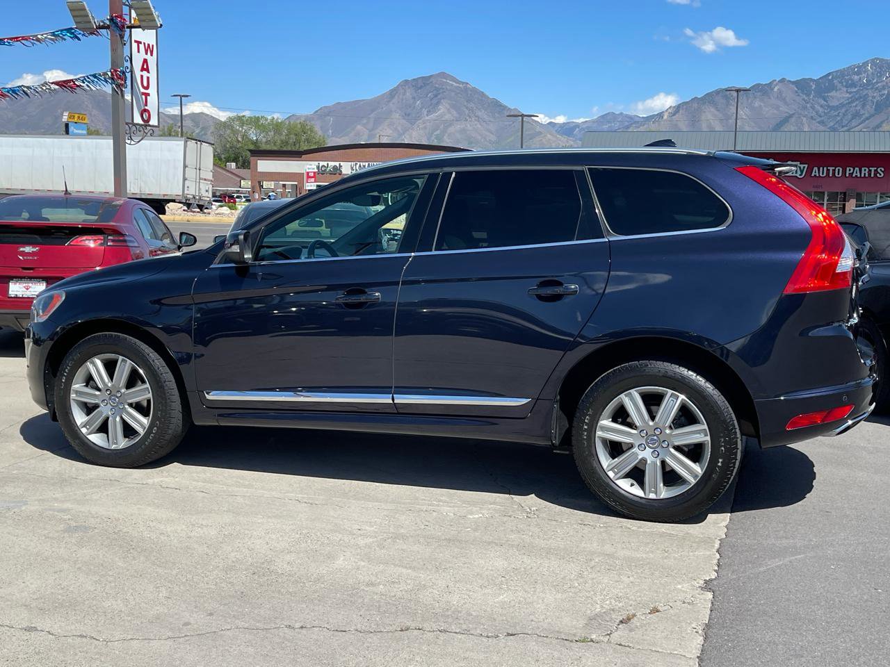 Used 2016 Volvo XC60 T6 w/ Proximity Package AWD/4WD image 8