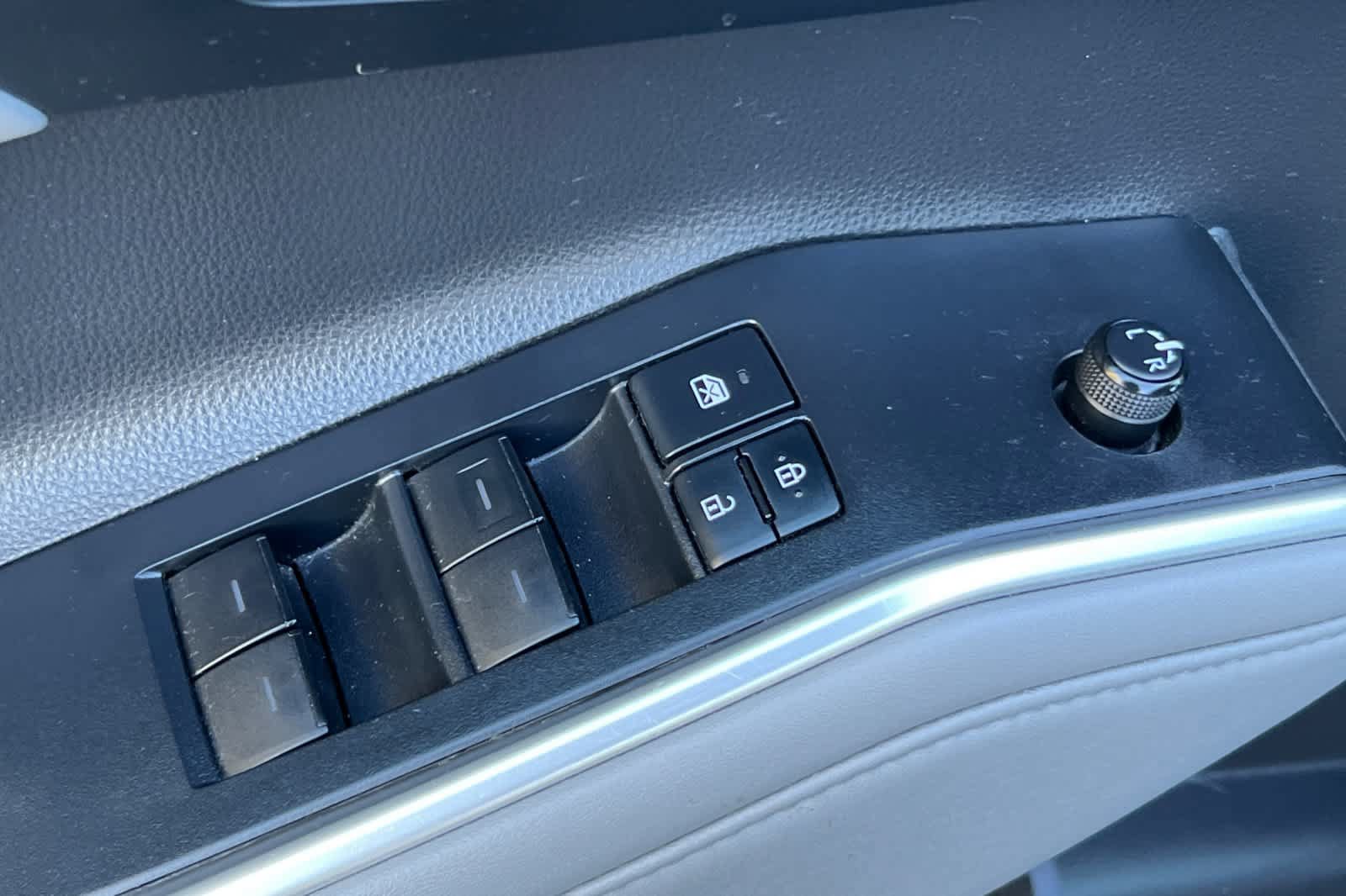 Used 2021 Toyota Highlander XLE AWD/4WD image 13