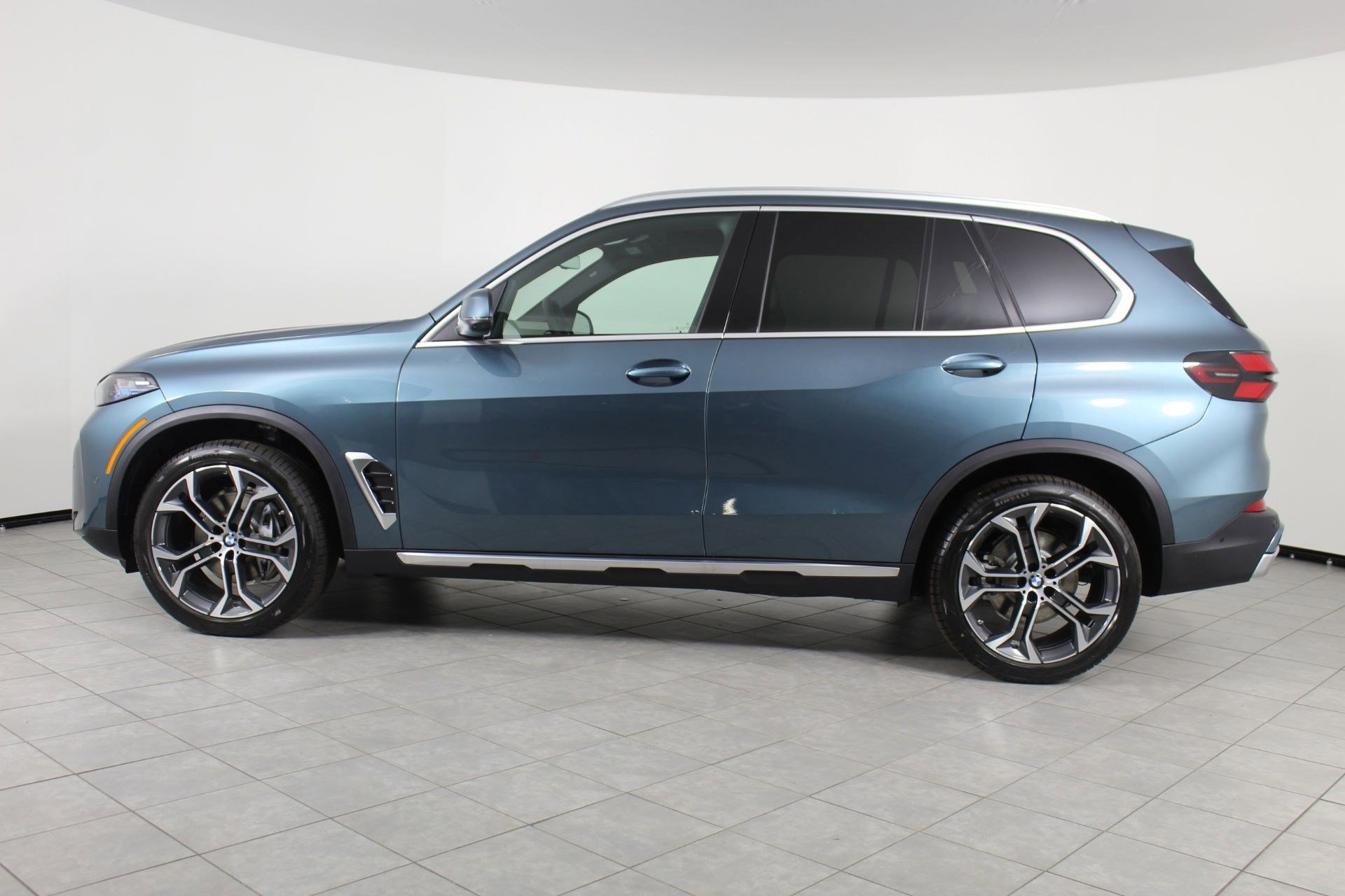 New 2026 BMW X5 xDrive40i w/ Premium Package AWD/4WD image 2