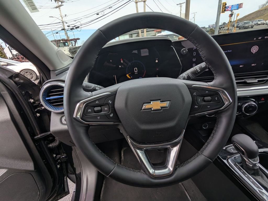 Used 2025 Chevrolet Trax LT w/ LT Convenience Package image 16