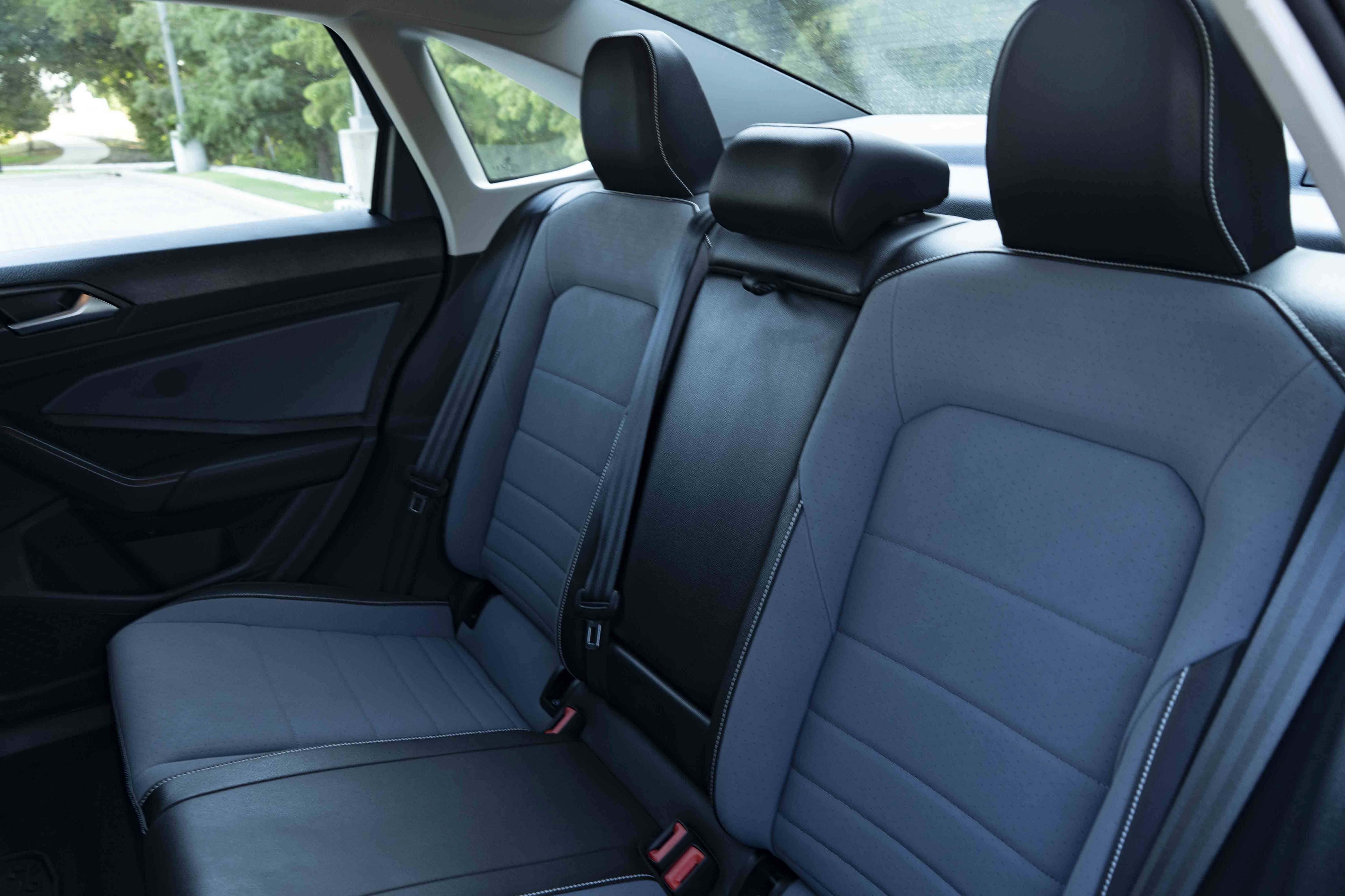 Certified 2025 Volkswagen Jetta SE w/ Sunroof Package FWD image 23