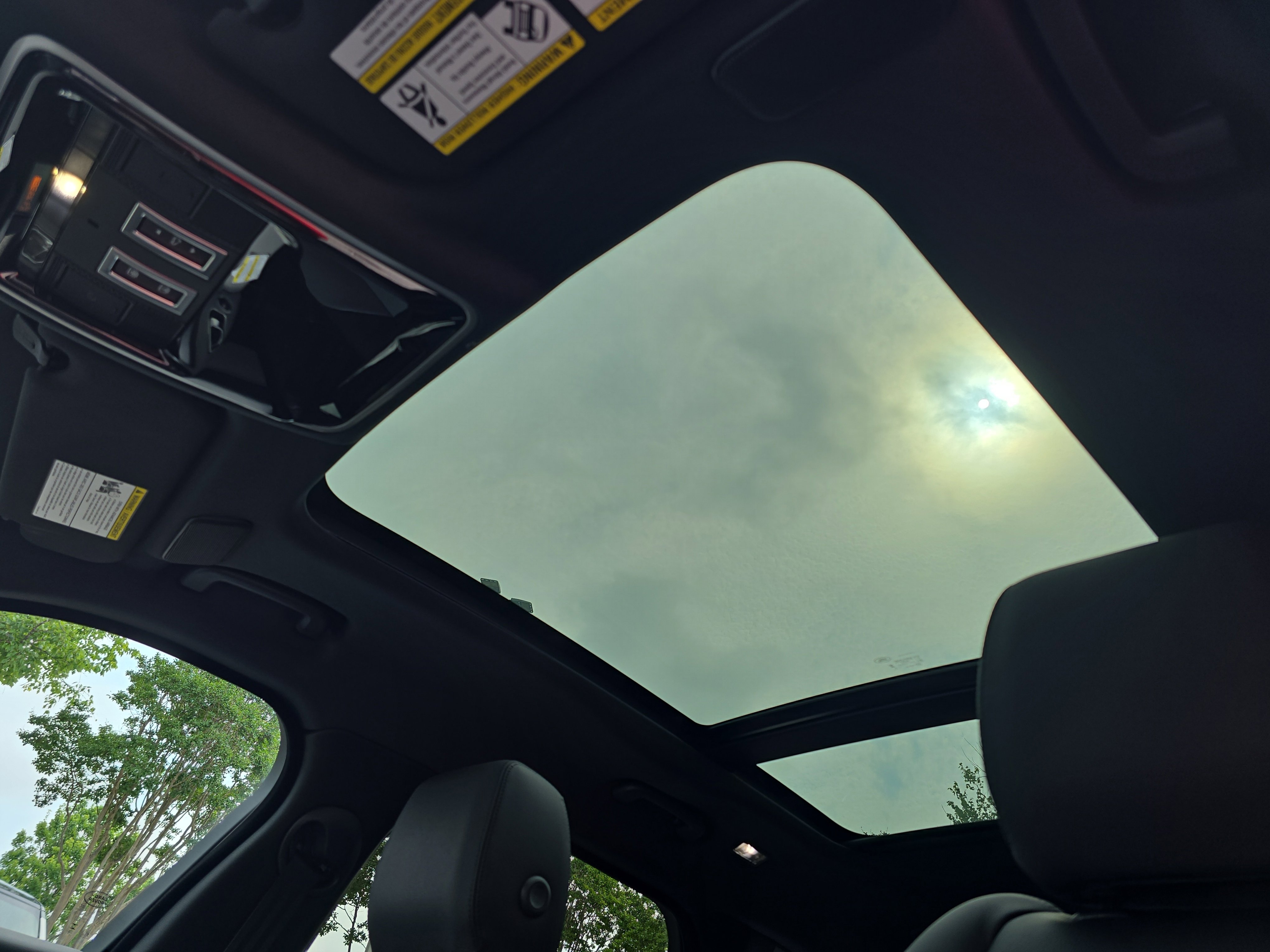 New 2026 Land Rover Range Rover Velar Dynamic SE image 30