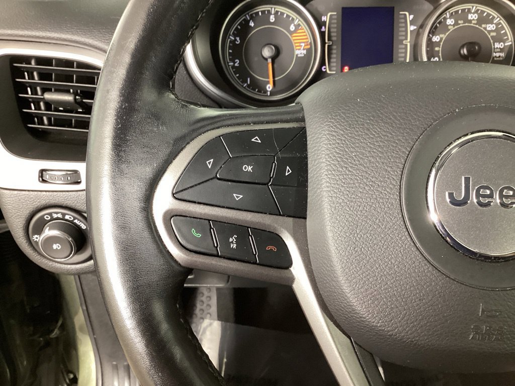 Used 2019 Jeep Cherokee Latitude w/ Cold Weather Group AWD/4WD image 14