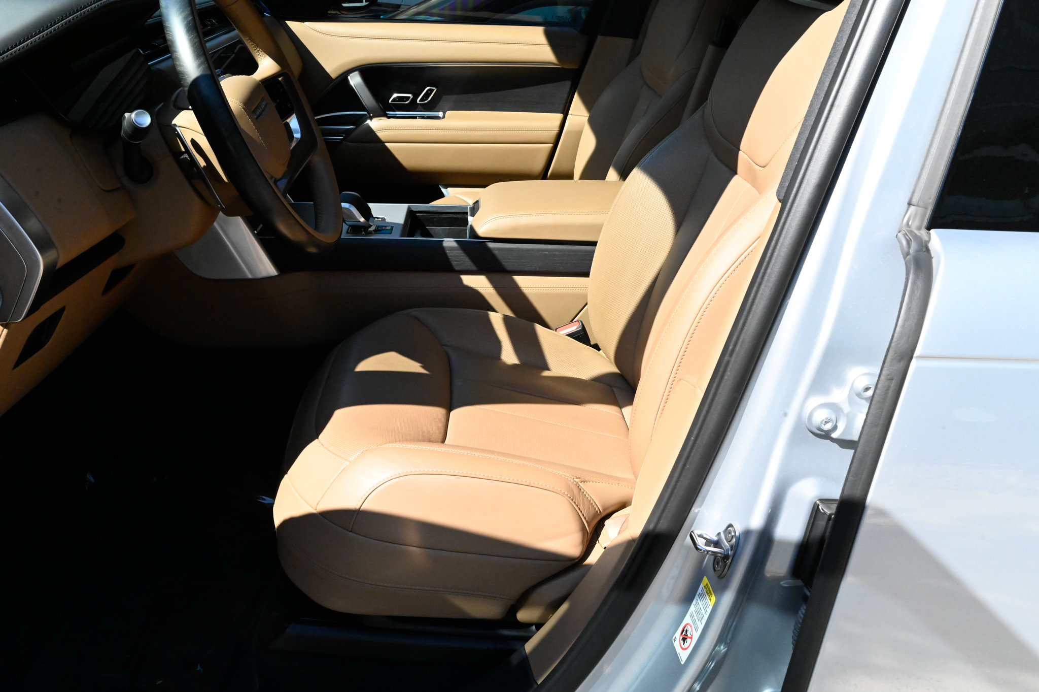 Used 2025 Land Rover Range Rover SE AWD/4WD image 17