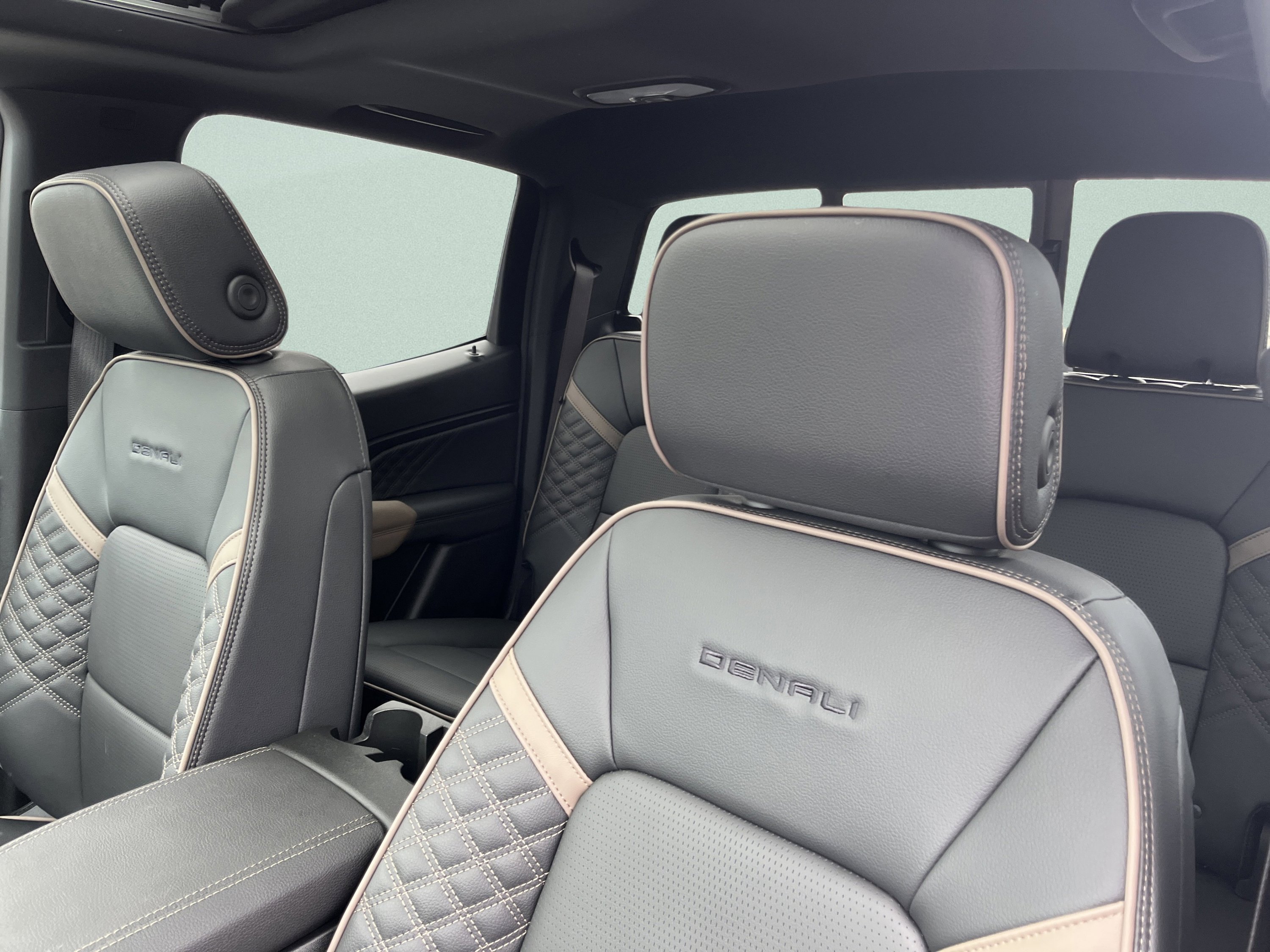 New 2026 GMC Canyon Denali w/ LPO, Denali Black Edition image 12