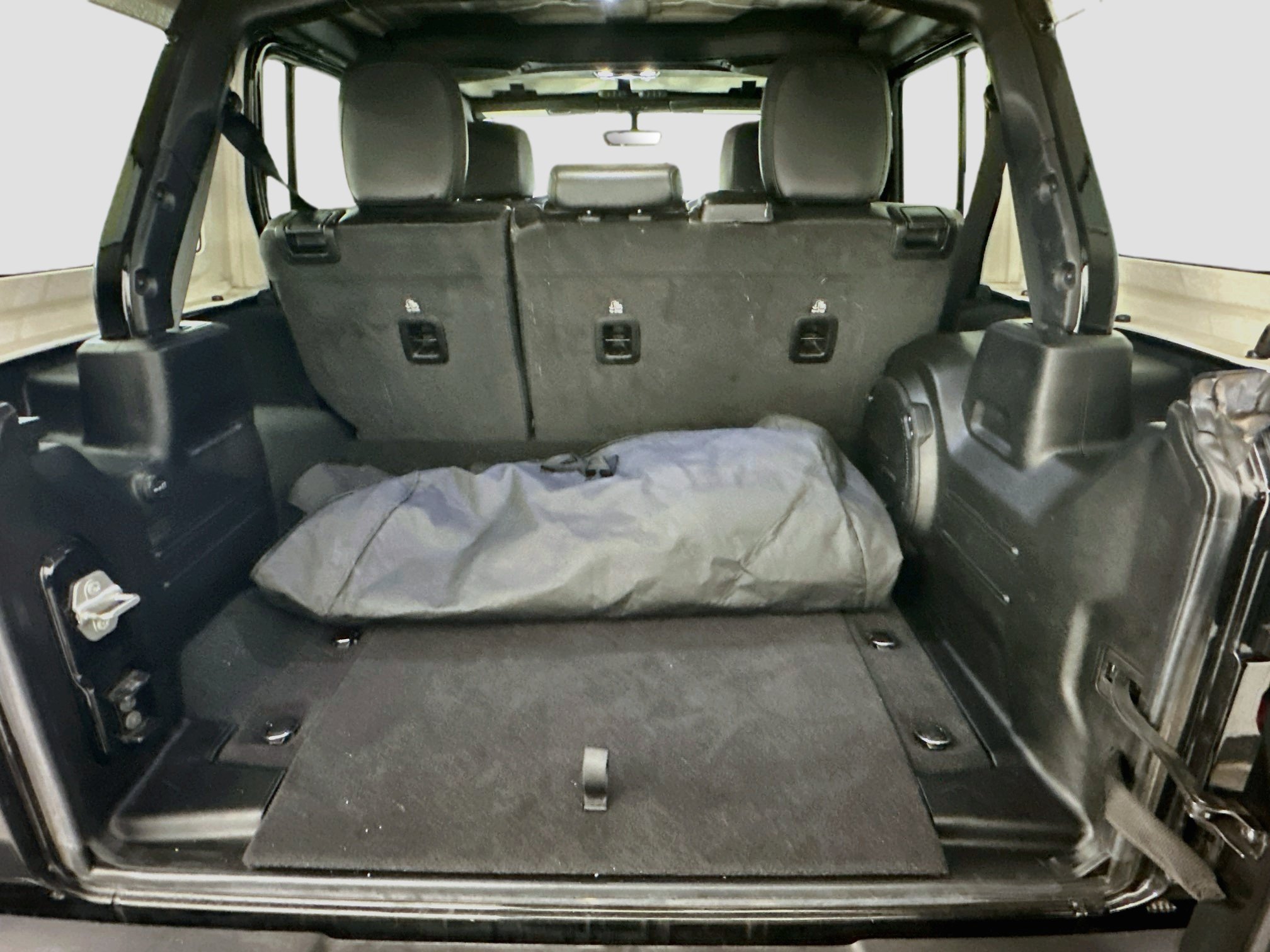 Used 2023 Jeep Wrangler Unlimited Sahara AWD/4WD image 29