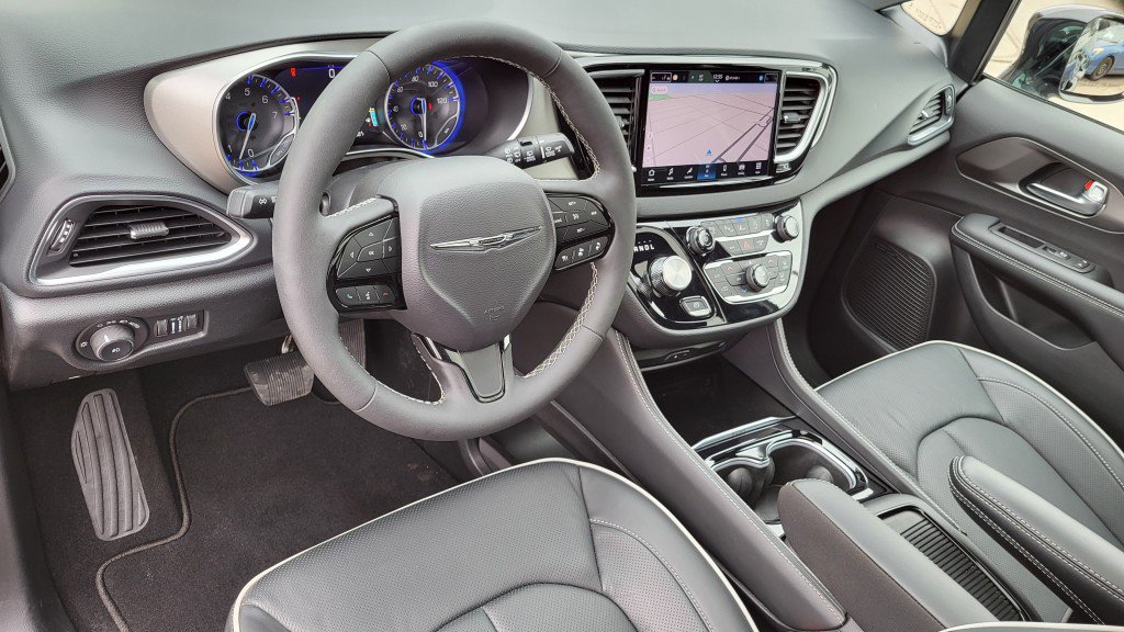 Used 2024 Chrysler Pacifica Limited w/ Uconnect Theater Family Group image 19