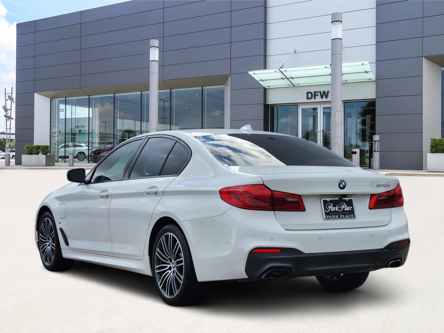 Used 2020 BMW 530e w/ M Sport Package image 4