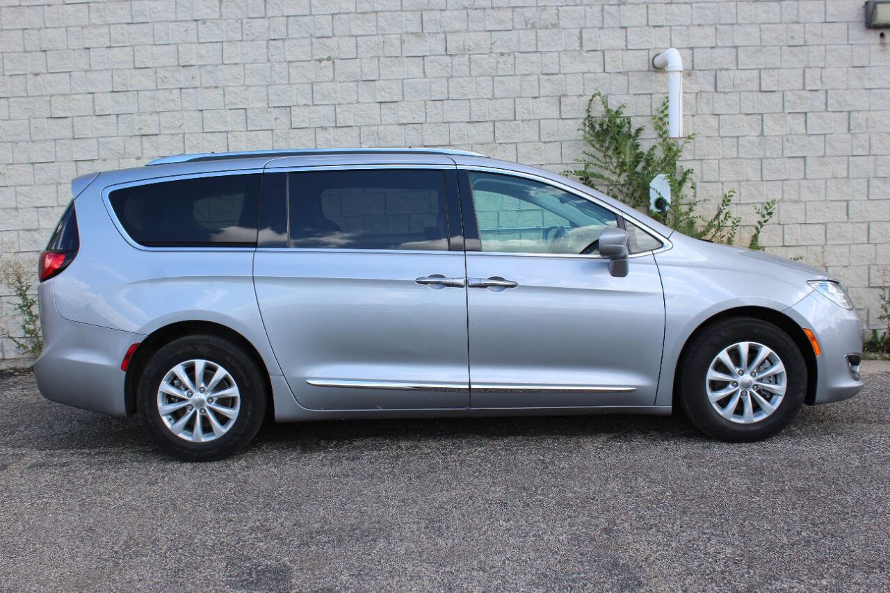Used 2018 Chrysler Pacifica Touring-L Plus image 5