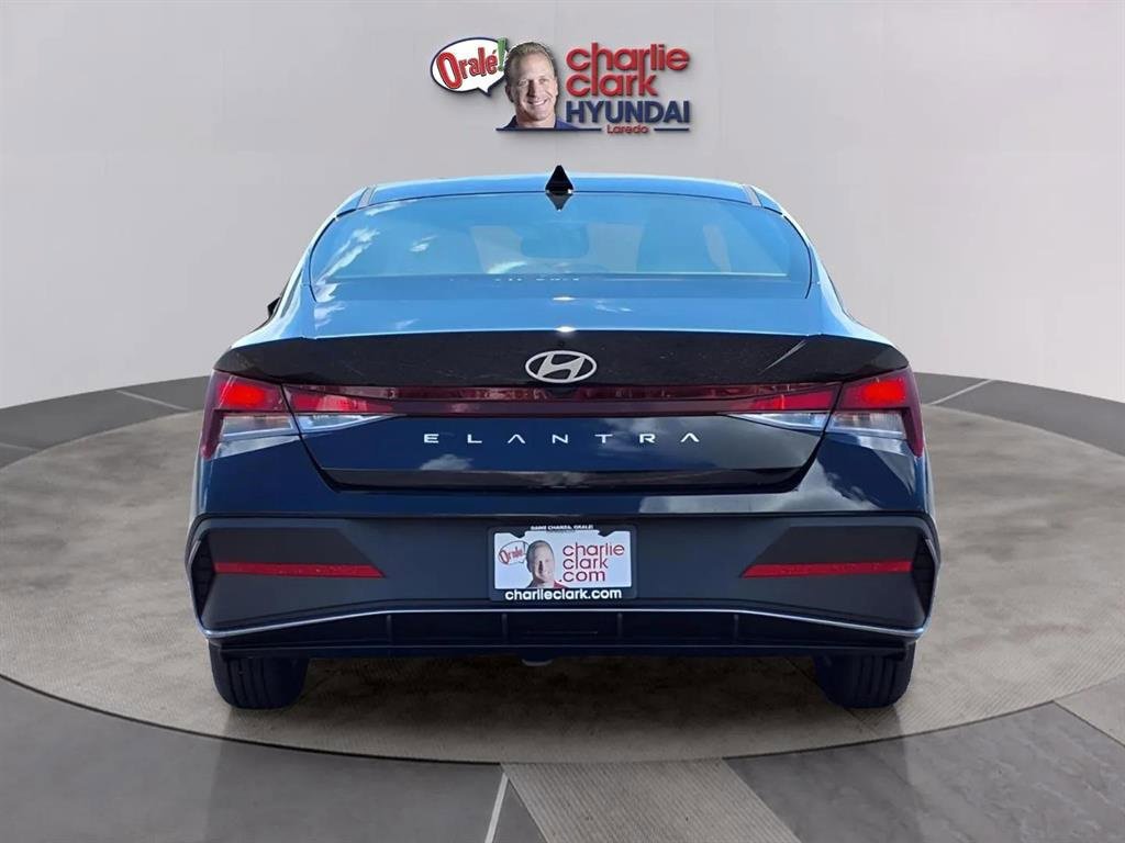 New 2025 Hyundai Elantra SE image 4
