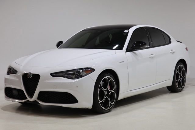 Used 2023 Alfa Romeo Giulia Veloce AWD/4WD image 3