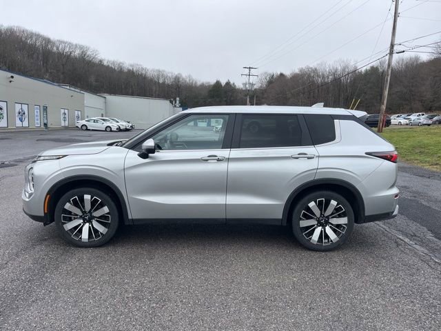 Used 2025 Mitsubishi Outlander SE image 9