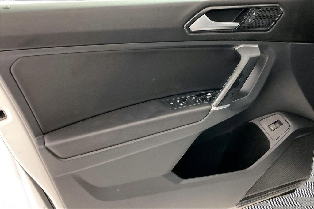 Used 2018 Volkswagen Tiguan SEL AWD/4WD image 18