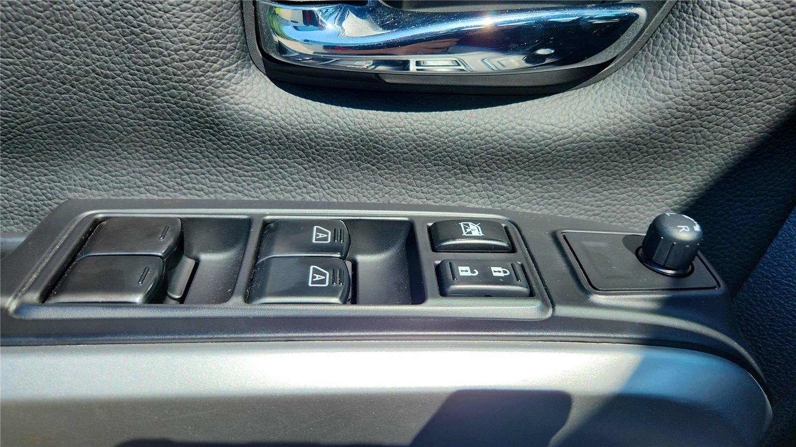 Used 2022 Nissan Titan SV AWD/4WD image 14