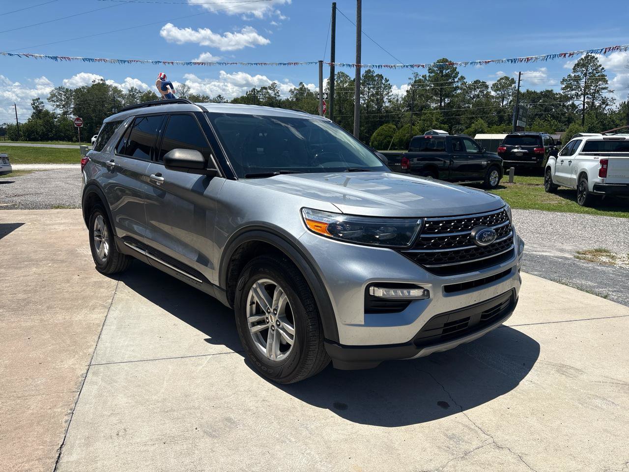 Used 2023 Ford Explorer XLT AWD/4WD image 3