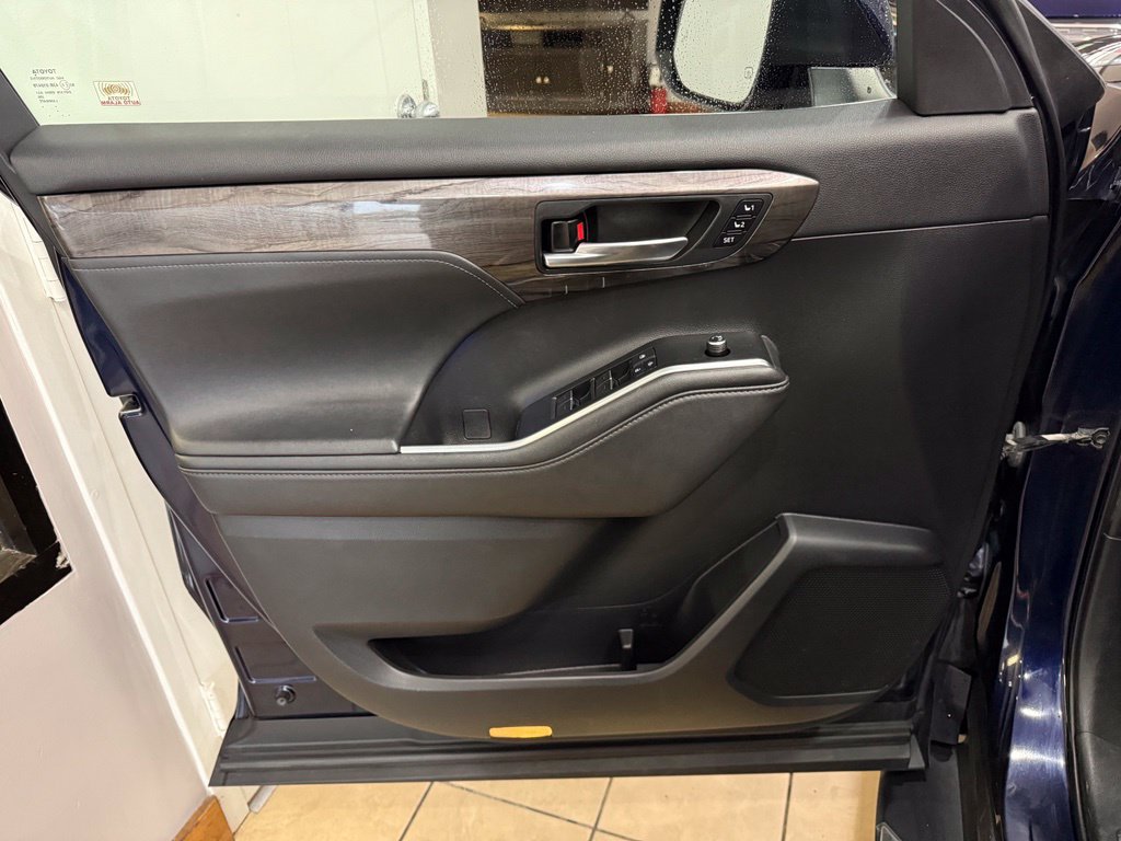 Used 2020 Toyota Highlander Platinum AWD/4WD image 11