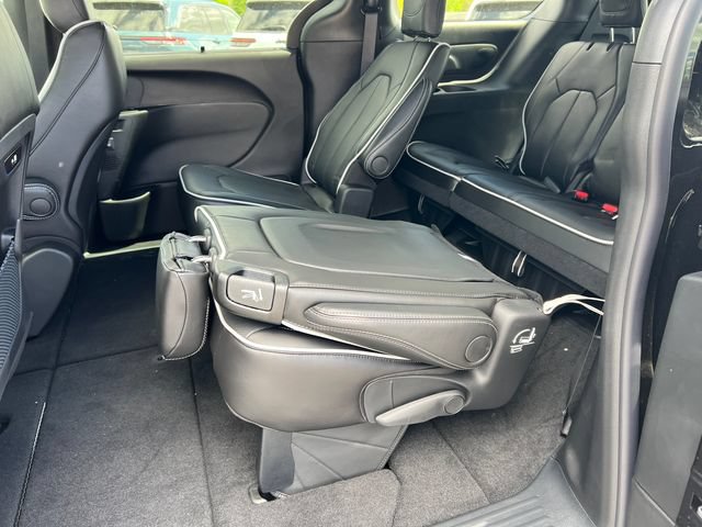 New 2027 Chrysler Pacifica Limited FWD image 5