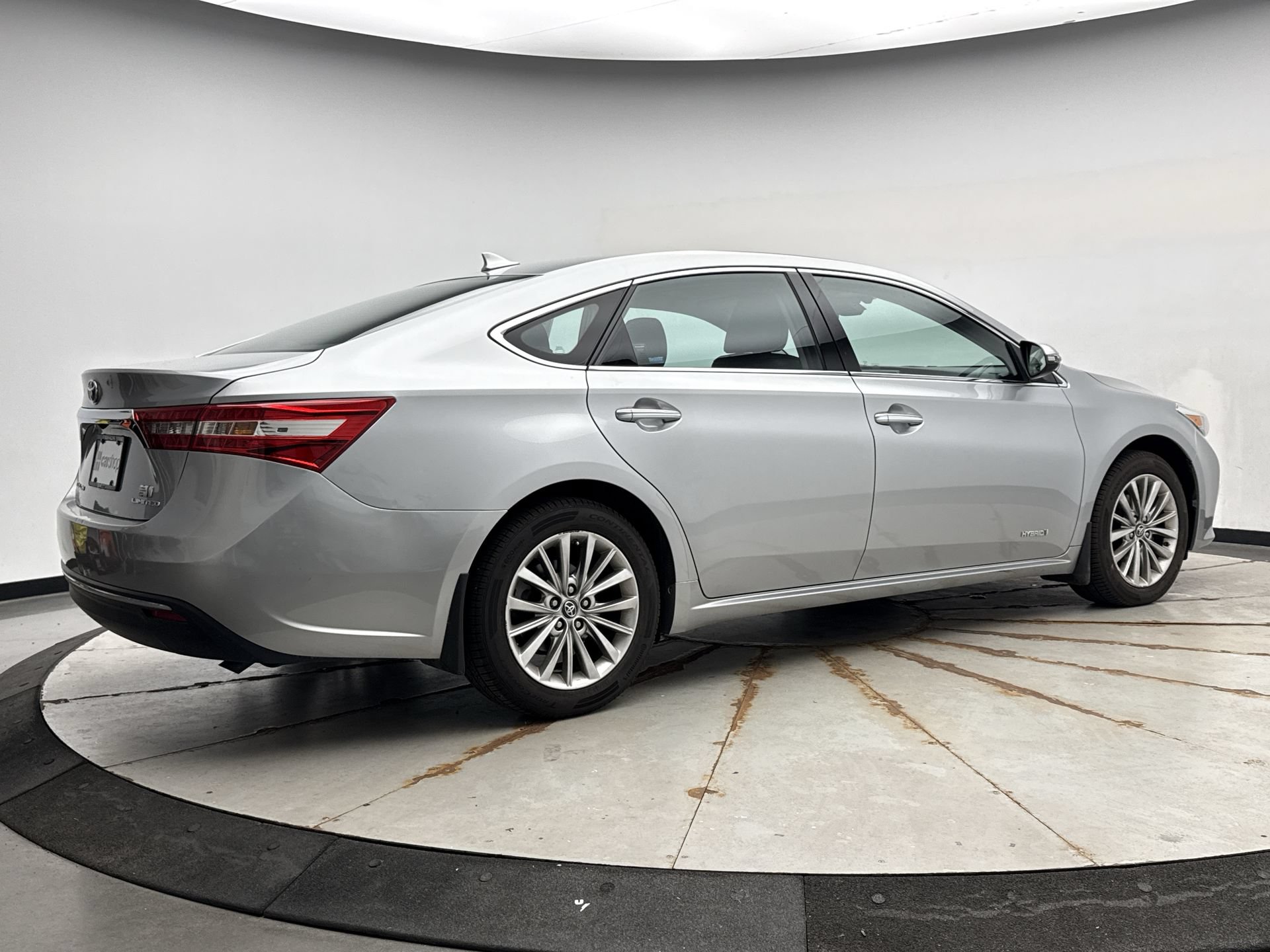 Used 2017 Toyota Avalon Limited w/ All Weather Liner Package FWD image 5